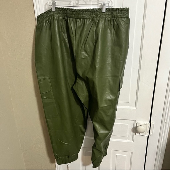 Eloquii Green Vegan Leather Cargo Jogger Pants Pull On Size 24 Q - Picture 6 of 10